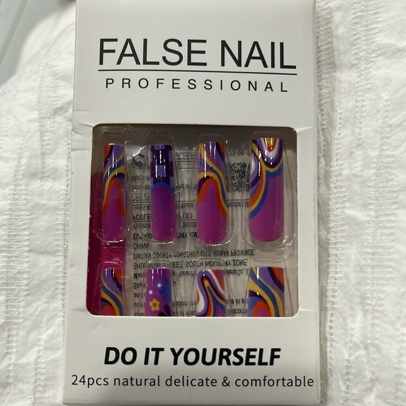 False new professional do it yourself 24 piece  press‎ on - Picture 1 of 4